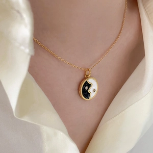 Collier pendentif Tai Chi doré avec émail noir blanc et accents de zircone brillant