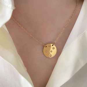 Collier en titane plaqué or 18 carats avec pendentif rond étoile serti de zircons blancs