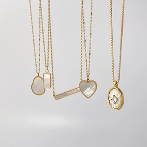 Colliers en titane plaqués or 18 carats avec cœurs en nacre et pendentifs en zircon