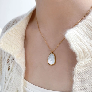 Collier minimaliste en acier doré 18K avec pendentif ovale en nacre pour femme