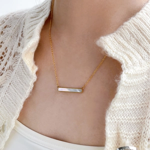 Collier plaqué or 18 carats avec pendentif barre longue et incrustation nacre