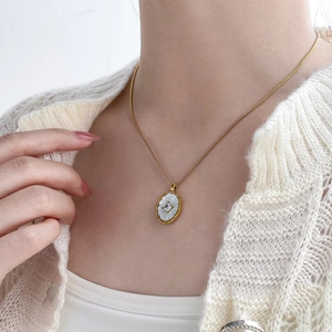 Collier doré 18K avec pendentif ovale en nacre et zircon sur chaîne élégante