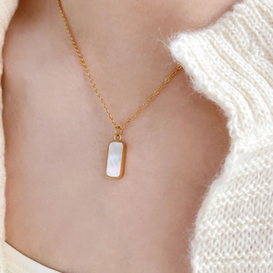 Détail du collier pendentif rectangulaire en nacre sur chaîne plaquée or 18K