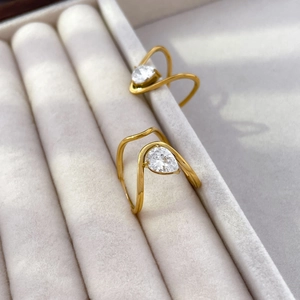 Détail de la bague double couche plaquée or 18 carats avec zircon poire sur velours