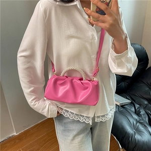 Sac nuage plissé rose avec poignées en perles et bandoulière réglable pour femme