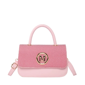 Sac bandoulière rose en matières mixtes avec boucle dorée en forme de lettre M