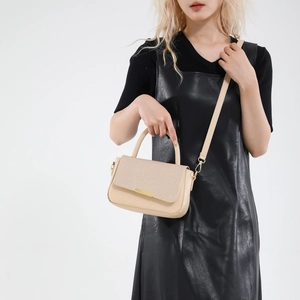 Borsa a mano minimalista beige patchwork da donna con chiusura dorata e tracolla