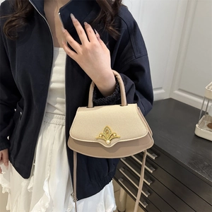 Modische fächerförmige Handtasche in Kontrastfarben mit Kronenmetall und Perlendetail
