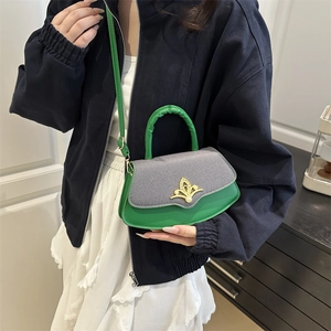 Grüne Handtasche aus Leder mit grauem Stoffdeckel und Kronenschloss mit Perle für Damen