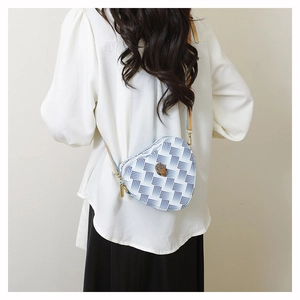 Détail du sac bandoulière cœur géométrique bleu et blanc avec ornement tête d'aigle