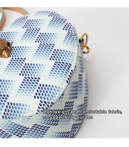 Détail du sac à bandoulière en forme de cœur avec fermoir tête d'aigle dorée