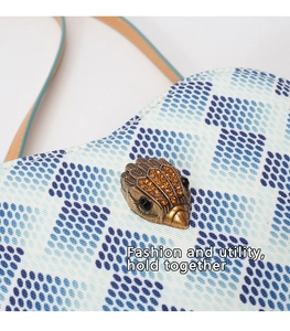 Détail de la boucle tête d'aigle avec strass sur le sac bandoulière à imprimé pixel