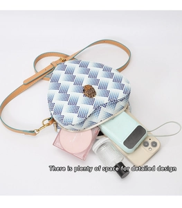 Capacité intérieure du sac bandoulière à carreaux en forme de cœur avec téléphone