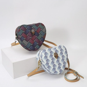 Sacs bandoulière en forme de cœur à motifs avec têtes d'aigle et lanières en cuir