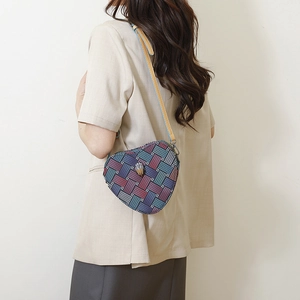 Sac bandoulière cœur tissé coloré avec boucle aigle en métal sur mannequin femme