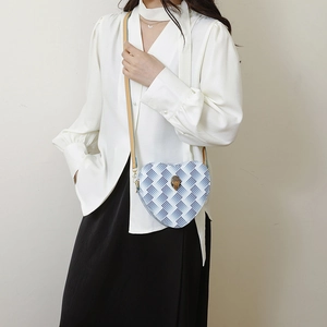 Sac bandoulière cœur pour femme avec motif ondulé bleu et boucle tête d'oiseau