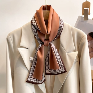 Orangefarbenes Seidentuch mit geometrischem Muster auf einem beigen Blazer-Jackett