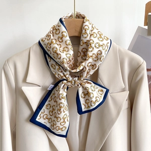 Foulard en satin imprimé chaîne sur cintre en bois avec un blazer beige chic