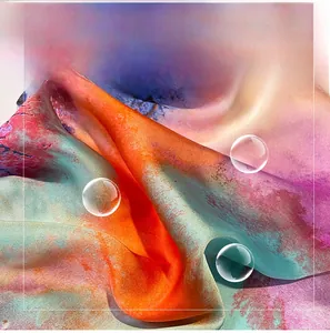 Détail d'un foulard en soie synthétique avec imprimé marbré et texture douce