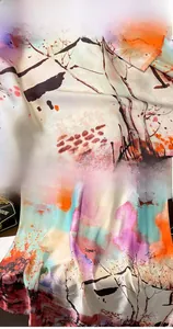 Détail macro d'un châle en soie avec imprimé à l'encre vif et finitions de bordure soignées