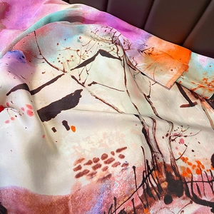 Gros plan d'un foulard en soie avec motif artistique de peinture et texture satinée