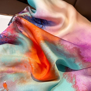 Gros plan d'un foulard en soie à imprimé abstrait avec texture fine et drapé élégant