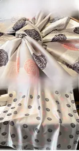 Dettaglio foulard in seta con rose che mostra tintura al carbonio e qualità dell'orlo