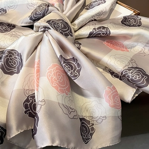 Elegante sciarpa in seta champagne con grandi motivi floreali a rosa e trama satinata