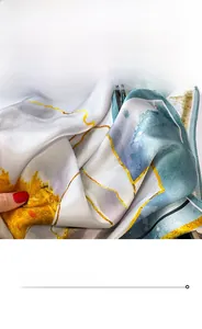 Gros plan du foulard en soie montrant la couture fine et le motif abstrait