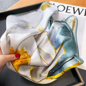 Élégant foulard carré en soie avec imprimés abstraits bleu et jaune sur décor chic