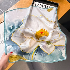 Élégant foulard en soie avec grandes fleurs blanches et liserés dorés sur fond bleu-vert
