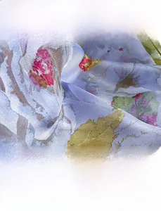 Gros plan sur un tissu imprimé floral semi-transparent avec fond violet et texture douce