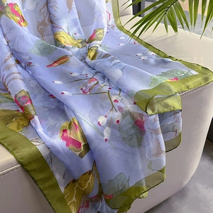 Écharpe élégante en soie avec imprimé roses rouges et bordure verte sur cuir