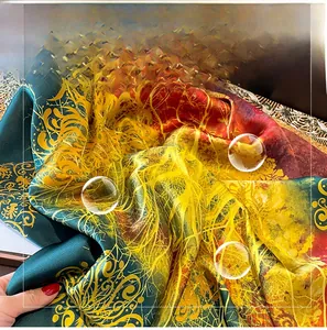 Vista macro dettagliata di sciarpa in seta di alta qualità con motivi floreali e consistenza