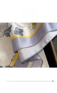 Vue détaillée des bords cousus fins et de la texture élégante du foulard en soie