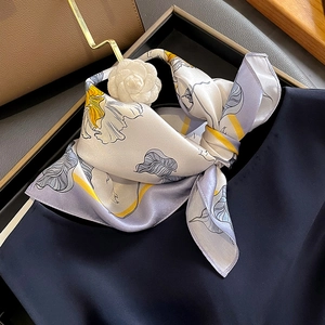Carré de soie floral crème avec bordure lilas et broche fleur de camélia blanche chic