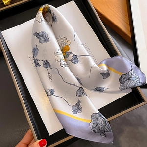 Carré en soie élégant avec imprimé floral d'iris pourpre sur satin de qualité