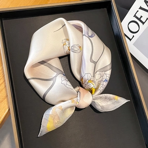 Foulard élégant en soie à imprimé iris jaune sur satin beige dans un plateau