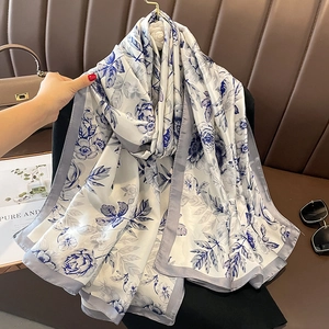 Damen Luxus Satin Schal Elegant Blumenmuster Stola Für Sonnenschutz Strandtuch Leicht Mode Bandana Kopftuch Sommer Accessoire