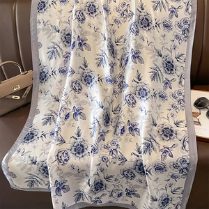 Eleganter weißer Seidenschal mit blauem Blumenmuster und glatter Textur