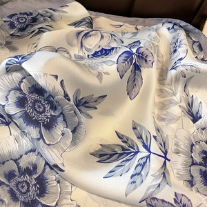 Blumiger Satin-Strandschal in Elfenbein und Marineblau mit Seidenstruktur