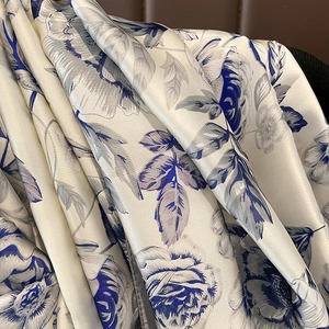 Eleganter weißer Satinschal mit blauem Rosendruck, seidiges Strandtuch mit Blumenmuster