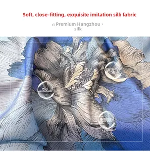 Dettaglio della sciarpa in finta seta con elegante stampa floreale blu e trama