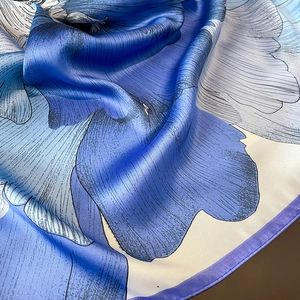 Elegante sciarpa in seta con stampa floreale blu, sfumature artistiche e bordi rifiniti