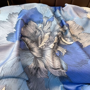 Elegante sciarpa lunga in seta con grandi motivi floreali blu e bianchi e trama liscia