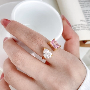 Détail d'une bague double en plaqué or 18K avec zircon rose carré et en forme de poire
