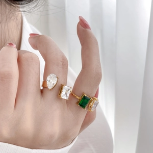 Bague en titane plaqué or 18 carats avec zircon goutte d'eau et pierre verte émeraude