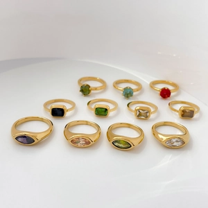 Ensemble de onze bagues plaquées or 18 carats avec diverses pierres précieuses colorées