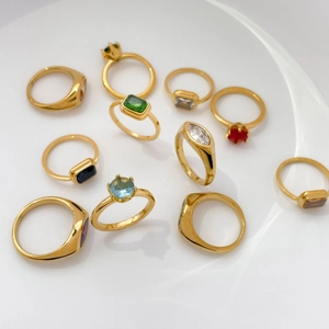 Ensemble de bagues de luxe en acier doré 18 carats avec gemmes colorées de formes variées