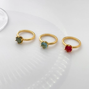 Trois bagues plaquées or 18 carats avec pierres précieuses rondes vertes, bleues et rouges